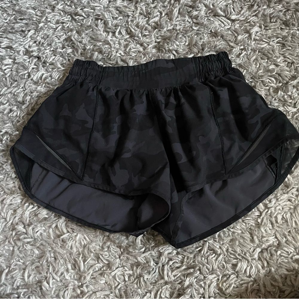 Lululemon hotty hot 2.5” black camo shorts size 4